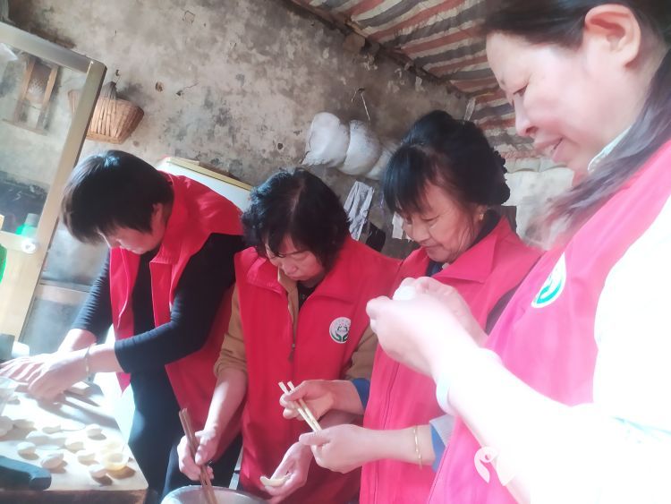 介休市敬老协会志愿者去张兰镇田堡村入户85岁特困老人王友庆家中为老人料理家务包香味可口的饺子 - 第15张 - 山西公益人 介休市敬老协会志愿者去张兰镇田堡村入户85岁特困老人王友庆家中为老人料理家务包香味可口的饺子 - 第15张