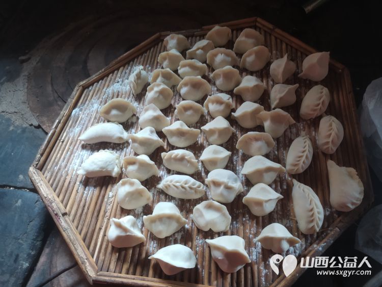 介休市敬老协会志愿者去张兰镇田堡村入户85岁特困老人王友庆家中为老人料理家务包香味可口的饺子 - 第14张 - 山西公益人 介休市敬老协会志愿者去张兰镇田堡村入户85岁特困老人王友庆家中为老人料理家务包香味可口的饺子 - 第14张