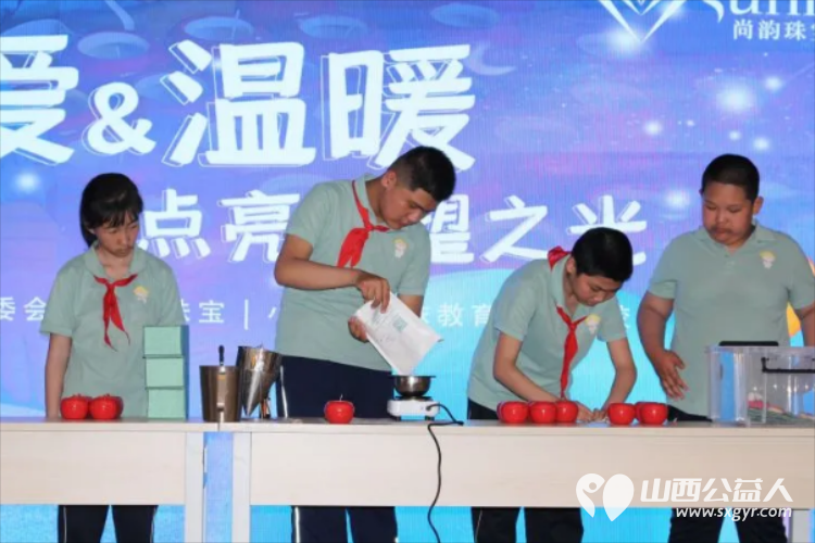 民建太原市委会去小店区特教学校开展“传递爱与温暖 点亮希望之光”融合教育实践活动 - 第6张 - 山西公益人 民建太原市委会去小店区特教学校开展“传递爱与温暖 点亮希望之光”融合教育实践活动 - 第6张