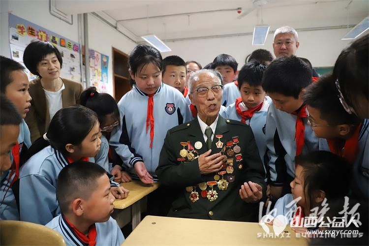 铭记光辉历史传承红色基因 解放太原战争的老兵吕良受邀太原市桃南小学与学生交流共同追忆那段峥嵘岁月 - 第1张