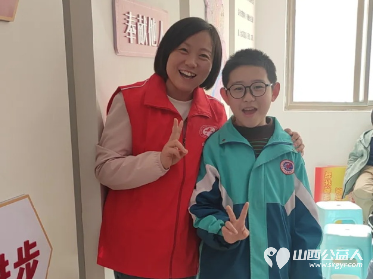 志愿者的陪伴故事，运城市第一时间爱心公益志愿者联合会志愿者艾薇----陪伴困境儿童用热情感化孩子 - 第1张