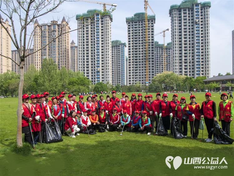 山西省省城学雷锋志愿服务总团组织志愿者在太原祥云公园参加了草坪修茸垃圾清理活动 - 第2张