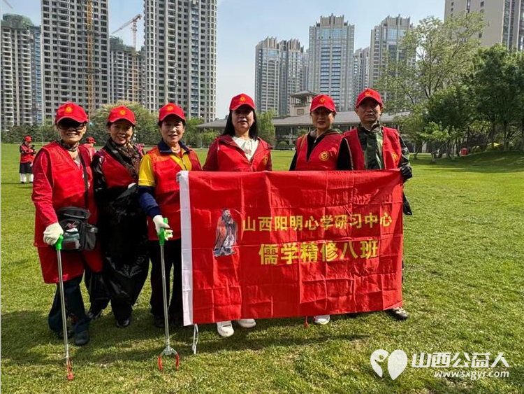 山西省省城学雷锋志愿服务总团组织志愿者在太原祥云公园参加了草坪修茸垃圾清理活动 - 第4张