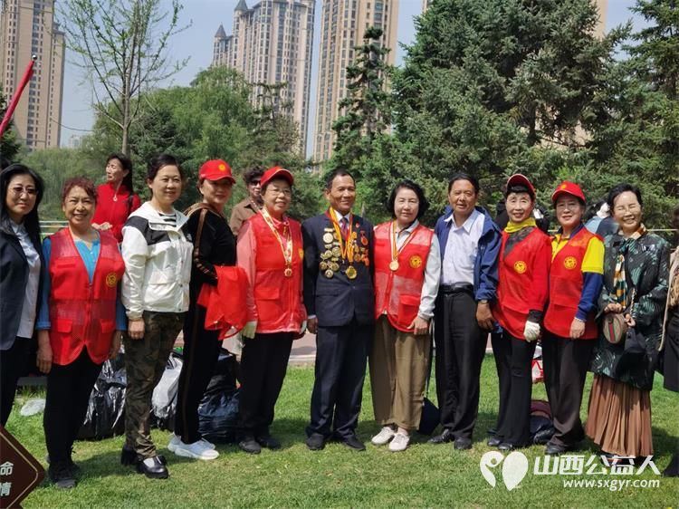 山西省省城学雷锋志愿服务总团组织志愿者在太原祥云公园参加了草坪修茸垃圾清理活动 - 第3张