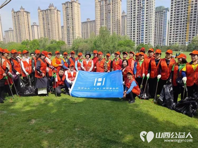 山西省省城学雷锋志愿服务总团组织志愿者在太原祥云公园参加了草坪修茸垃圾清理活动 - 第5张