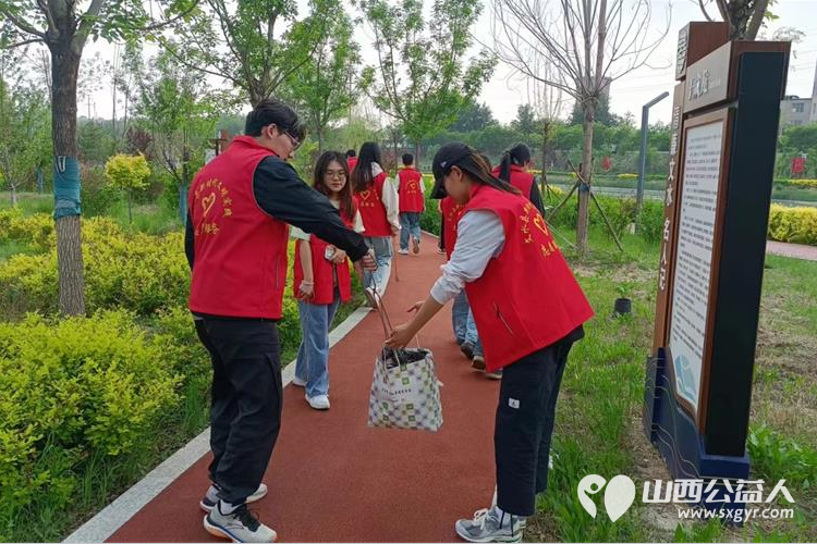 文水县爱心帮扶志愿者协会开展保护文峪河志愿活动组织大学生志愿者将文峪河的垃圾进行清理 - 第8张 - 山西公益人 文水县爱心帮扶志愿者协会开展保护文峪河志愿活动组织大学生志愿者将文峪河的垃圾进行清理 - 第8张