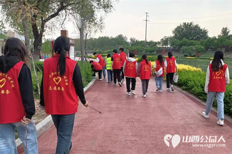 文水县爱心帮扶志愿者协会开展保护文峪河志愿活动组织大学生志愿者将文峪河的垃圾进行清理 - 第3张 - 山西公益人 文水县爱心帮扶志愿者协会开展保护文峪河志愿活动组织大学生志愿者将文峪河的垃圾进行清理 - 第3张