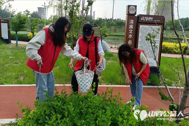 文水县爱心帮扶志愿者协会开展保护文峪河志愿活动组织大学生志愿者将文峪河的垃圾进行清理 - 第4张 - 山西公益人 文水县爱心帮扶志愿者协会开展保护文峪河志愿活动组织大学生志愿者将文峪河的垃圾进行清理 - 第4张