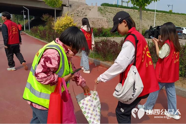 文水县爱心帮扶志愿者协会开展保护文峪河志愿活动组织大学生志愿者将文峪河的垃圾进行清理 - 第6张 - 山西公益人 文水县爱心帮扶志愿者协会开展保护文峪河志愿活动组织大学生志愿者将文峪河的垃圾进行清理 - 第6张