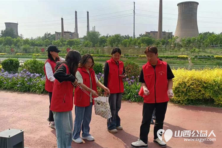 文水县爱心帮扶志愿者协会开展保护文峪河志愿活动组织大学生志愿者将文峪河的垃圾进行清理 - 第2张 - 山西公益人 文水县爱心帮扶志愿者协会开展保护文峪河志愿活动组织大学生志愿者将文峪河的垃圾进行清理 - 第2张