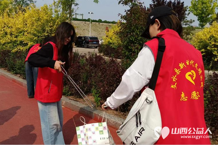 文水县爱心帮扶志愿者协会开展保护文峪河志愿活动组织大学生志愿者将文峪河的垃圾进行清理 - 第7张 - 山西公益人 文水县爱心帮扶志愿者协会开展保护文峪河志愿活动组织大学生志愿者将文峪河的垃圾进行清理 - 第7张