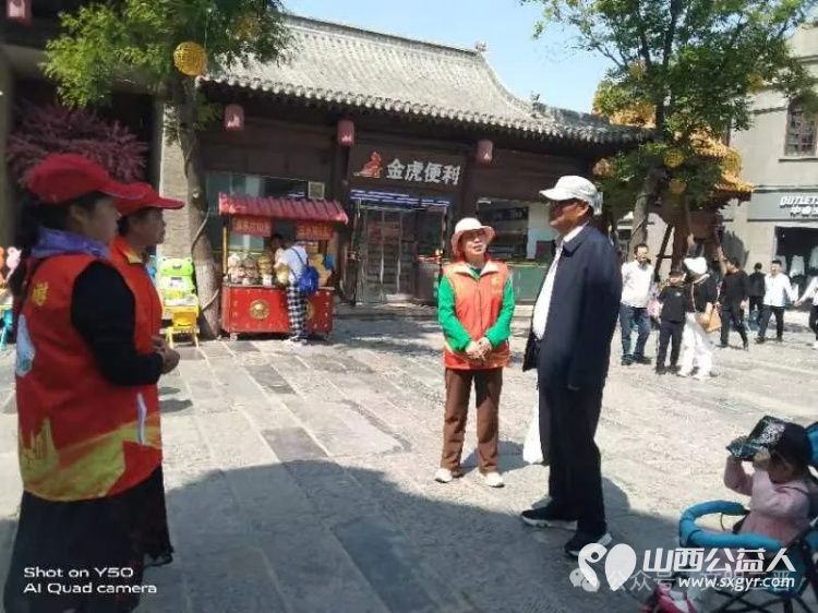 以志愿之灯点亮千年古城----忻府区文艺志愿服务队志愿者们身穿红马甲坚守在忻州古城景区开展志愿服务活动 - 第8张