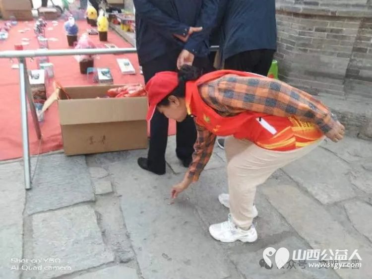 以志愿之灯点亮千年古城----忻府区文艺志愿服务队志愿者们身穿红马甲坚守在忻州古城景区开展志愿服务活动 - 第9张