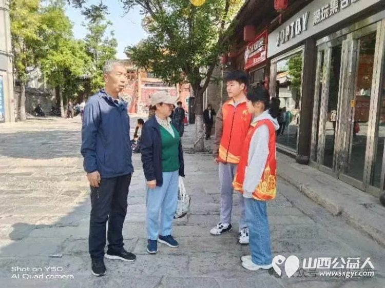 以志愿之灯点亮千年古城----忻府区文艺志愿服务队志愿者们身穿红马甲坚守在忻州古城景区开展志愿服务活动 - 第4张