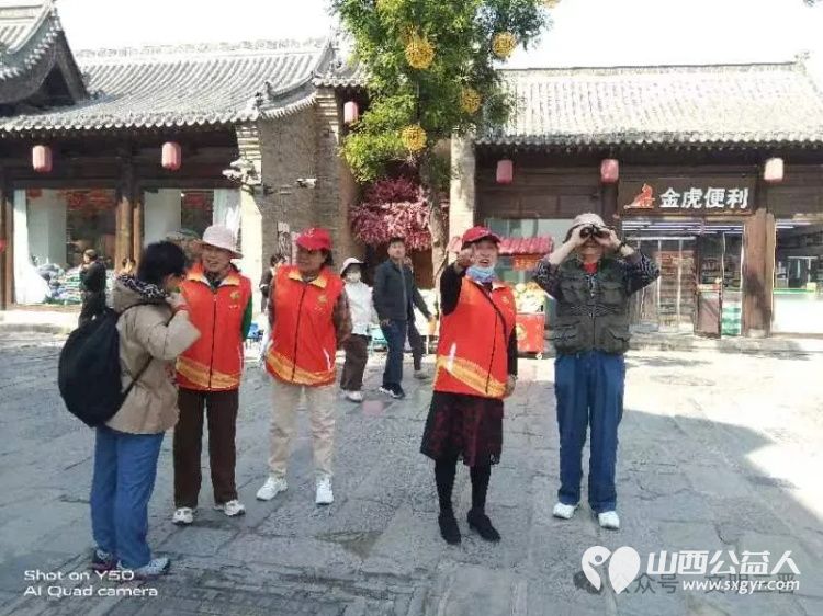以志愿之灯点亮千年古城----忻府区文艺志愿服务队志愿者们身穿红马甲坚守在忻州古城景区开展志愿服务活动 - 第3张