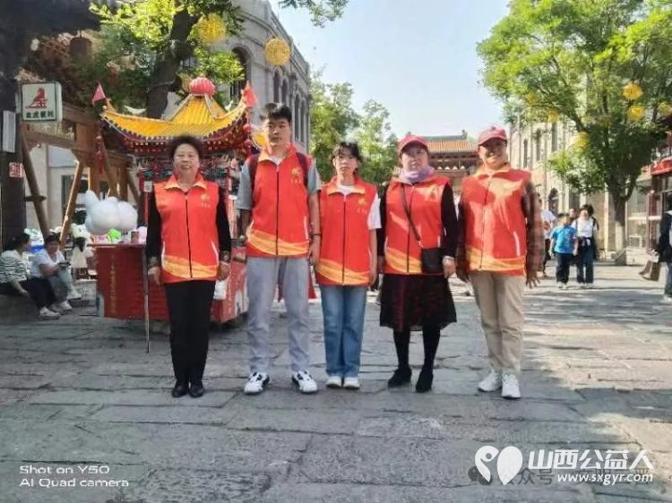 以志愿之灯点亮千年古城----忻府区文艺志愿服务队志愿者们身穿红马甲坚守在忻州古城景区开展志愿服务活动 - 第10张