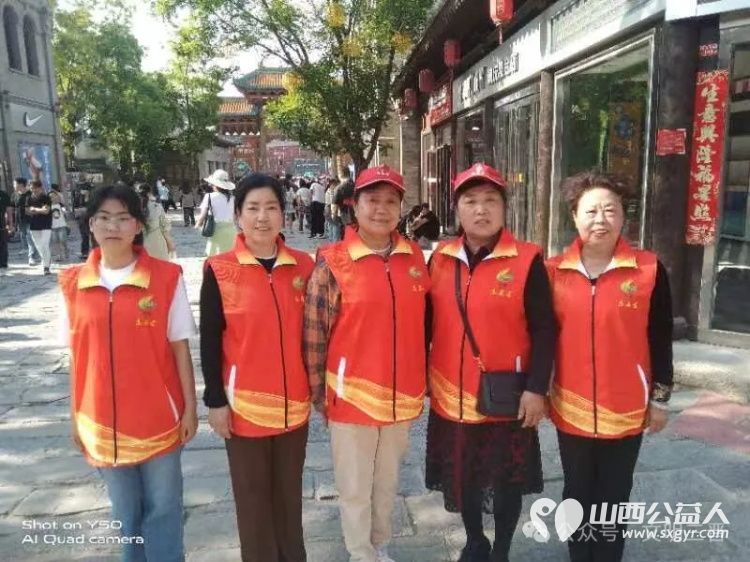 以志愿之灯点亮千年古城----忻府区文艺志愿服务队志愿者们身穿红马甲坚守在忻州古城景区开展志愿服务活动 - 第1张