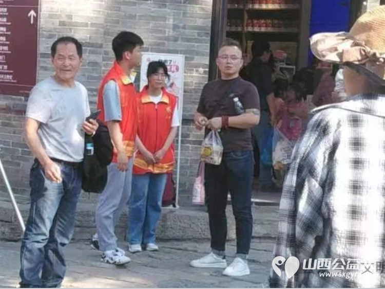 以志愿之灯点亮千年古城----忻府区文艺志愿服务队志愿者们身穿红马甲坚守在忻州古城景区开展志愿服务活动 - 第2张