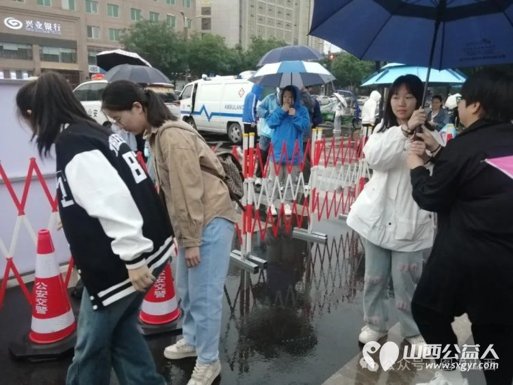 图说山西:临汾市文明交通志愿者协会的16名高一学生志愿者五一假期贡院街冒雨维护交通安全 - 第7张 - 山西公益人 图说山西:临汾市文明交通志愿者协会的16名高一学生志愿者五一假期贡院街冒雨维护交通安全 - 第7张