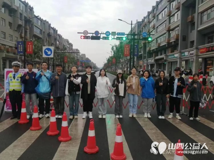 图说山西:临汾市文明交通志愿者协会的16名高一学生志愿者五一假期贡院街冒雨维护交通安全 - 第1张 - 山西公益人 图说山西:临汾市文明交通志愿者协会的16名高一学生志愿者五一假期贡院街冒雨维护交通安全 - 第1张