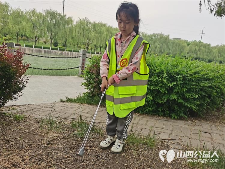 文明实践·我行动——五四青年节文水县爱心帮扶志愿者协会开展保护文峪河活动捡拾文峪河岸的垃圾 - 第12张