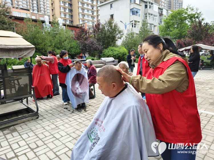 志愿服务进社区健康活动暖人心----介休市敬老协会走进西关街道金融路社区服务老人 - 第26张 - 山西公益人 志愿服务进社区健康活动暖人心----介休市敬老协会走进西关街道金融路社区服务老人 - 第26张