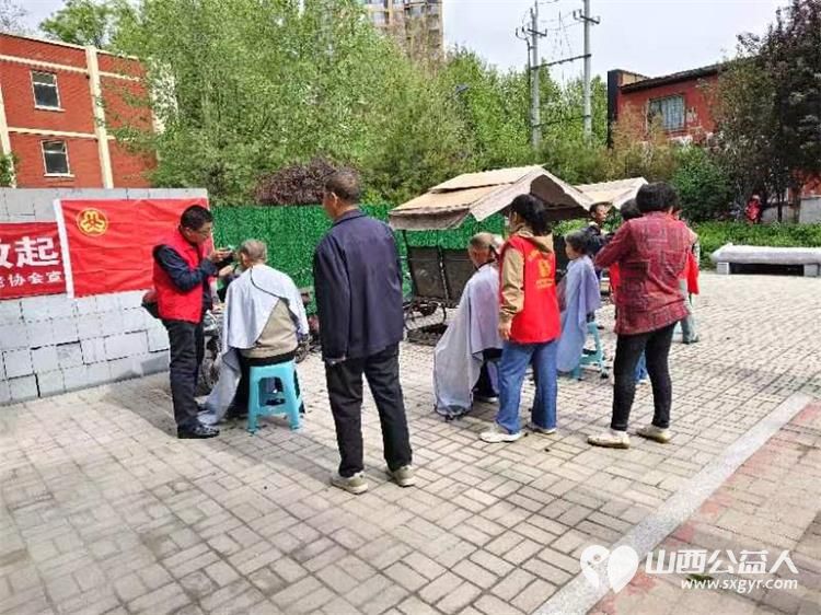 志愿服务进社区健康活动暖人心----介休市敬老协会走进西关街道金融路社区服务老人 - 第8张 - 山西公益人 志愿服务进社区健康活动暖人心----介休市敬老协会走进西关街道金融路社区服务老人 - 第8张