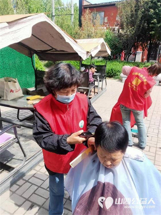 志愿服务进社区健康活动暖人心----介休市敬老协会走进西关街道金融路社区服务老人 - 第31张 - 山西公益人 志愿服务进社区健康活动暖人心----介休市敬老协会走进西关街道金融路社区服务老人 - 第31张