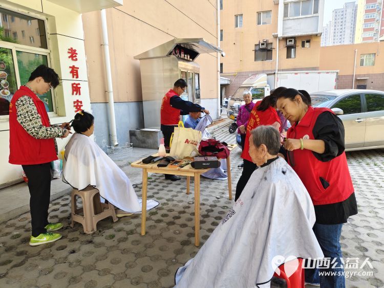 志愿服务进社区健康活动暖人心----介休市敬老协会在北坛街道介公东路社区为老人爱心义剪义诊 - 第12张 - 山西公益人 志愿服务进社区健康活动暖人心----介休市敬老协会在北坛街道介公东路社区为老人爱心义剪义诊 - 第12张