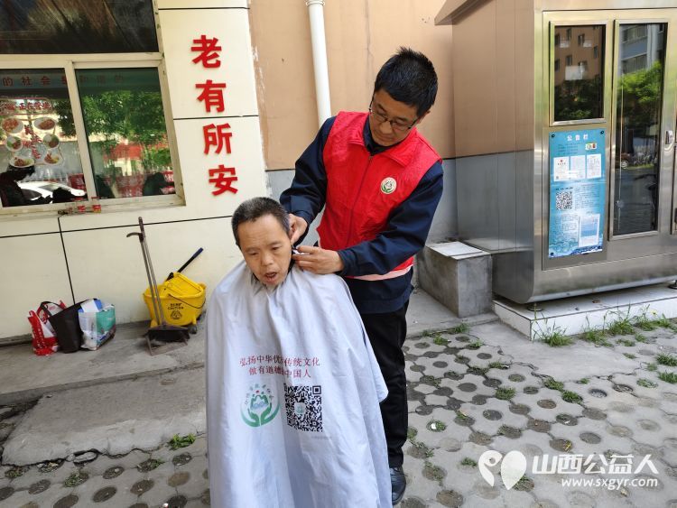 志愿服务进社区健康活动暖人心----介休市敬老协会在北坛街道介公东路社区为老人爱心义剪义诊 - 第11张 - 山西公益人 志愿服务进社区健康活动暖人心----介休市敬老协会在北坛街道介公东路社区为老人爱心义剪义诊 - 第11张