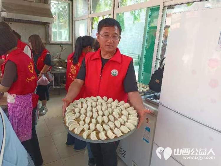 介休市敬老协会、晋中市生态环境局介休分局志愿者相约来到如我家养老院开展志愿服务为老人们剁馅包饺子爱心理发体检义诊 - 第36张 - 山西公益人 介休市敬老协会、晋中市生态环境局介休分局志愿者相约来到如我家养老院开展志愿服务为老人们剁馅包饺子爱心理发体检义诊 - 第36张