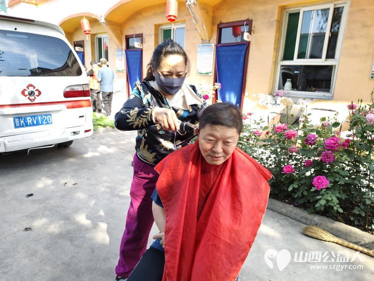介休市敬老协会、晋中市生态环境局介休分局志愿者相约来到如我家养老院开展志愿服务为老人们剁馅包饺子爱心理发体检义诊 - 第27张 - 山西公益人 介休市敬老协会、晋中市生态环境局介休分局志愿者相约来到如我家养老院开展志愿服务为老人们剁馅包饺子爱心理发体检义诊 - 第27张