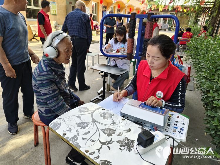 介休市敬老协会、晋中市生态环境局介休分局志愿者相约来到如我家养老院开展志愿服务为老人们剁馅包饺子爱心理发体检义诊 - 第15张 - 山西公益人 介休市敬老协会、晋中市生态环境局介休分局志愿者相约来到如我家养老院开展志愿服务为老人们剁馅包饺子爱心理发体检义诊 - 第15张