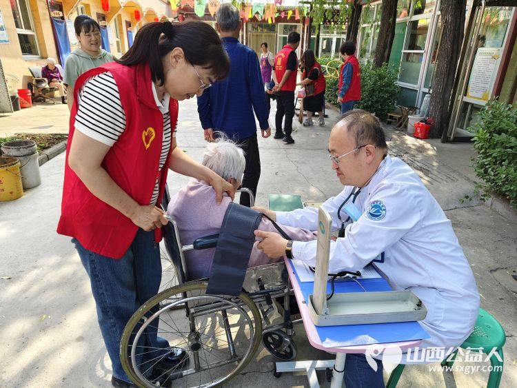 介休市敬老协会、晋中市生态环境局介休分局志愿者相约来到如我家养老院开展志愿服务为老人们剁馅包饺子爱心理发体检义诊 - 第22张 - 山西公益人 介休市敬老协会、晋中市生态环境局介休分局志愿者相约来到如我家养老院开展志愿服务为老人们剁馅包饺子爱心理发体检义诊 - 第22张