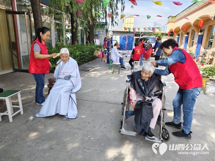 介休市敬老协会、晋中市生态环境局介休分局志愿者相约来到如我家养老院开展志愿服务为老人们剁馅包饺子爱心理发体检义诊 - 第26张 - 山西公益人 介休市敬老协会、晋中市生态环境局介休分局志愿者相约来到如我家养老院开展志愿服务为老人们剁馅包饺子爱心理发体检义诊 - 第26张