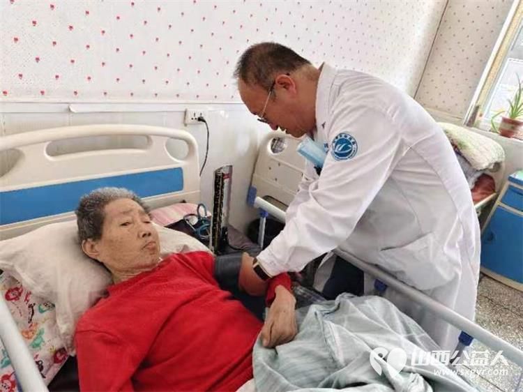 介休市敬老协会、晋中市生态环境局介休分局志愿者相约来到如我家养老院开展志愿服务为老人们剁馅包饺子爱心理发体检义诊 - 第13张 - 山西公益人 介休市敬老协会、晋中市生态环境局介休分局志愿者相约来到如我家养老院开展志愿服务为老人们剁馅包饺子爱心理发体检义诊 - 第13张