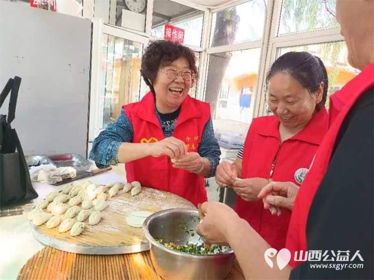 介休市敬老协会、晋中市生态环境局介休分局志愿者相约来到如我家养老院开展志愿服务为老人们剁馅包饺子爱心理发体检义诊 - 第29张 - 山西公益人 介休市敬老协会、晋中市生态环境局介休分局志愿者相约来到如我家养老院开展志愿服务为老人们剁馅包饺子爱心理发体检义诊 - 第29张
