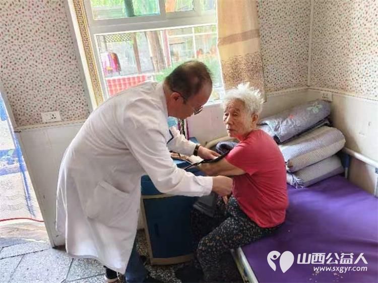介休市敬老协会、晋中市生态环境局介休分局志愿者相约来到如我家养老院开展志愿服务为老人们剁馅包饺子爱心理发体检义诊 - 第3张 - 山西公益人 介休市敬老协会、晋中市生态环境局介休分局志愿者相约来到如我家养老院开展志愿服务为老人们剁馅包饺子爱心理发体检义诊 - 第3张