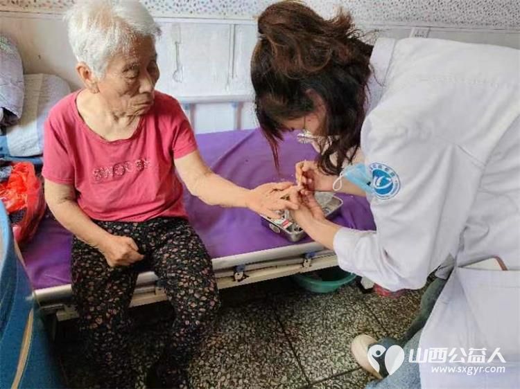 介休市敬老协会、晋中市生态环境局介休分局志愿者相约来到如我家养老院开展志愿服务为老人们剁馅包饺子爱心理发体检义诊 - 第5张 - 山西公益人 介休市敬老协会、晋中市生态环境局介休分局志愿者相约来到如我家养老院开展志愿服务为老人们剁馅包饺子爱心理发体检义诊 - 第5张