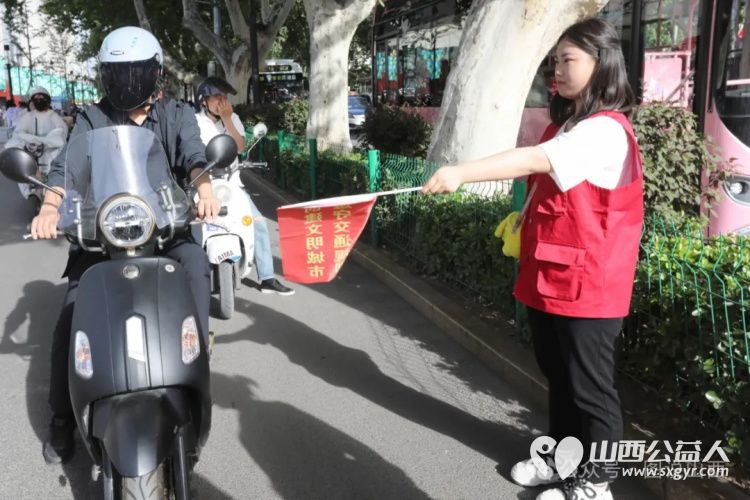 图说山西:临汾市文明交通志愿者:坚守车水马龙中,文明交通新景来 - 第13张 - 山西公益人 图说山西:临汾市文明交通志愿者:坚守车水马龙中,文明交通新景来 - 第13张