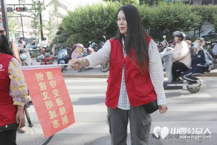 图说山西:临汾市文明交通志愿者:坚守车水马龙中,文明交通新景来 - 第7张 - 山西公益人 图说山西:临汾市文明交通志愿者:坚守车水马龙中,文明交通新景来 - 第7张
