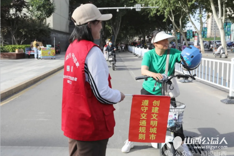 图说山西:临汾市文明交通志愿者:坚守车水马龙中,文明交通新景来 - 第4张 - 山西公益人 图说山西:临汾市文明交通志愿者:坚守车水马龙中,文明交通新景来 - 第4张