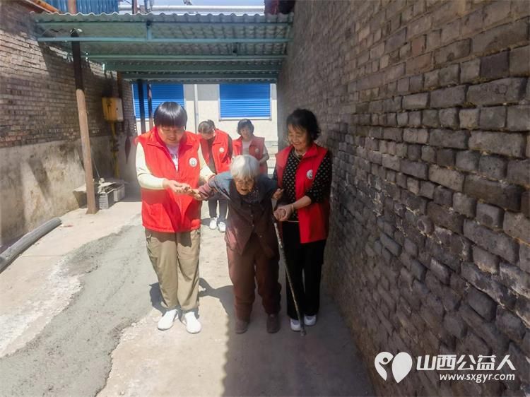 介休市敬老协会组织志愿者走进义棠镇小宋曲村入户92岁特困老人温玉香家中为老人理发料理家务 - 第3张 - 山西公益人 介休市敬老协会组织志愿者走进义棠镇小宋曲村入户92岁特困老人温玉香家中为老人理发料理家务 - 第3张