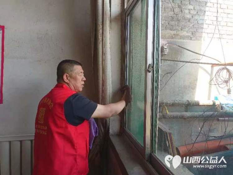 介休市敬老协会组织志愿者走进义棠镇小宋曲村入户92岁特困老人温玉香家中为老人理发料理家务 - 第18张 - 山西公益人 介休市敬老协会组织志愿者走进义棠镇小宋曲村入户92岁特困老人温玉香家中为老人理发料理家务 - 第18张