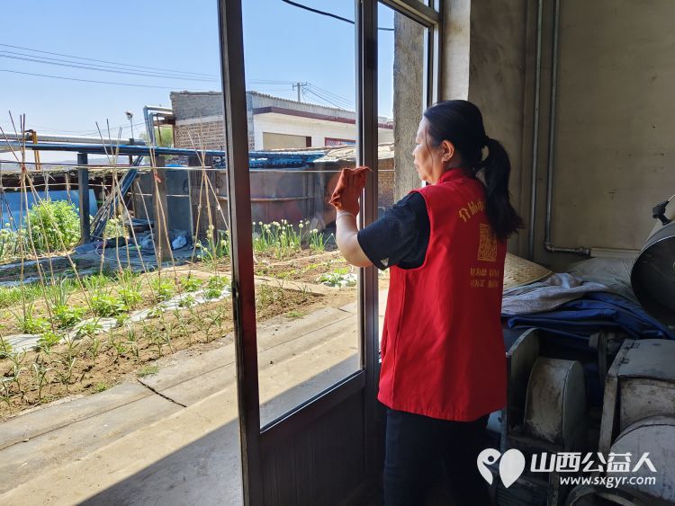 介休市敬老协会组织志愿者走进义棠镇小宋曲村入户92岁特困老人温玉香家中为老人理发料理家务 - 第13张 - 山西公益人 介休市敬老协会组织志愿者走进义棠镇小宋曲村入户92岁特困老人温玉香家中为老人理发料理家务 - 第13张