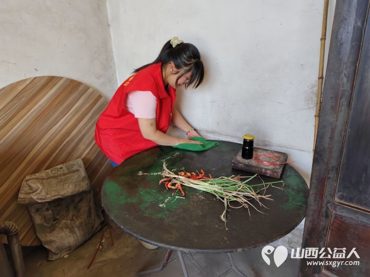 介休市敬老协会组织志愿者走进义棠镇小宋曲村入户92岁特困老人温玉香家中为老人理发料理家务 - 第10张 - 山西公益人 介休市敬老协会组织志愿者走进义棠镇小宋曲村入户92岁特困老人温玉香家中为老人理发料理家务 - 第10张