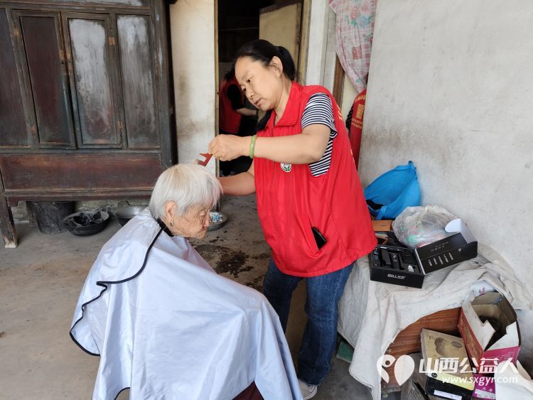介休市敬老协会组织志愿者走进义棠镇小宋曲村入户92岁特困老人温玉香家中为老人理发料理家务 - 第20张 - 山西公益人 介休市敬老协会组织志愿者走进义棠镇小宋曲村入户92岁特困老人温玉香家中为老人理发料理家务 - 第20张