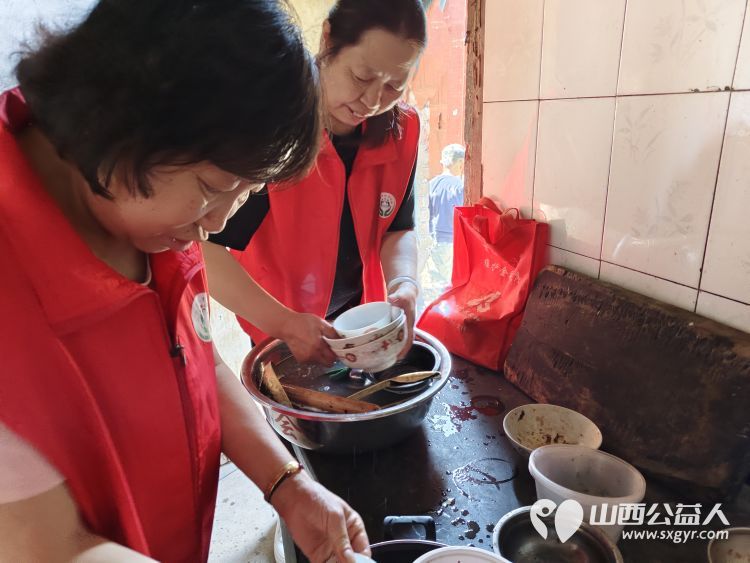 介休市敬老协会组织志愿者走进义棠镇小宋曲村入户92岁特困老人温玉香家中为老人理发料理家务 - 第6张 - 山西公益人 介休市敬老协会组织志愿者走进义棠镇小宋曲村入户92岁特困老人温玉香家中为老人理发料理家务 - 第6张