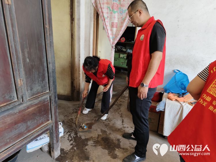 介休市敬老协会组织志愿者走进义棠镇小宋曲村入户92岁特困老人温玉香家中为老人理发料理家务 - 第7张 - 山西公益人 介休市敬老协会组织志愿者走进义棠镇小宋曲村入户92岁特困老人温玉香家中为老人理发料理家务 - 第7张