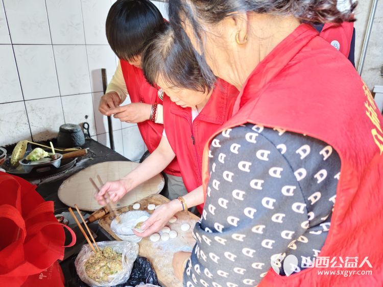 介休市敬老协会组织志愿者走进义棠镇小宋曲村入户92岁特困老人温玉香家中为老人理发料理家务 - 第15张 - 山西公益人 介休市敬老协会组织志愿者走进义棠镇小宋曲村入户92岁特困老人温玉香家中为老人理发料理家务 - 第15张